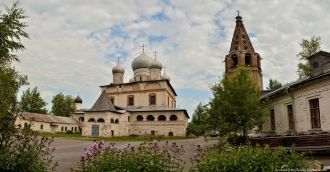 Большие повреждения собор получил в годы