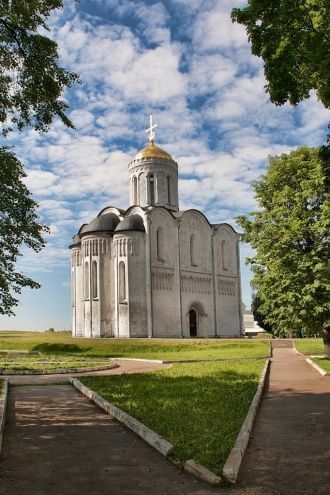 В  XV веке Дмитриевский собор стал беспр