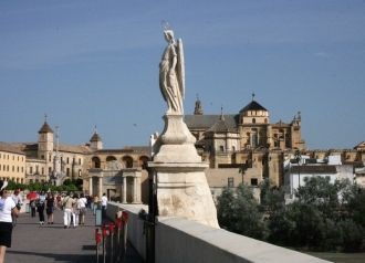 Посреди Римского моста высится статуя св
