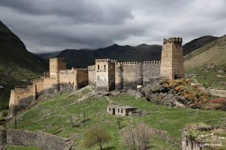 Крепость  расположена на скалистом утёсе