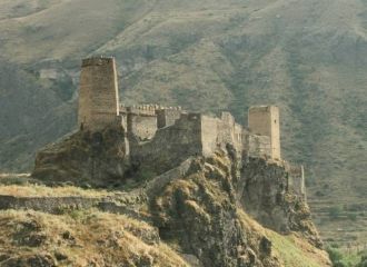 В 985 году в крепости была построена цер