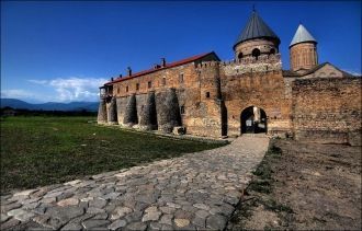 На восточном фасаде Алаверди  по сторона