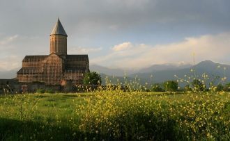 К северо-западу от собора находятся руин