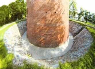 Ров вокруг башни образовался во время пе