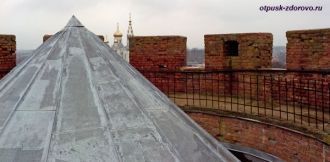 Завершается башня зубцами. За ними — бое