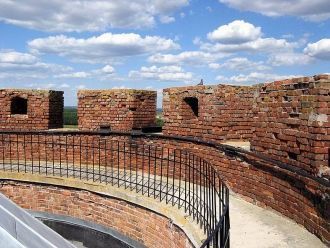 Снаружи на стенах сохранилось большое ко