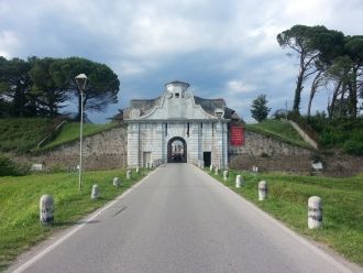 7 октября 1593 года был заложен первый к