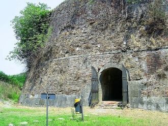В город, окружённый глубоким рвом, можно