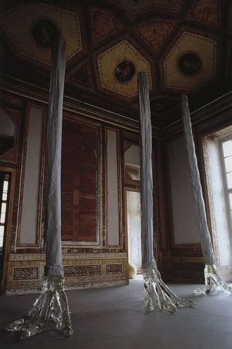 Сам король жил в замке вместе со своей м