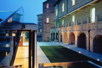 Кстати, в этом замке публике впервые был