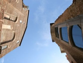 Это единственная часть здания, датирован