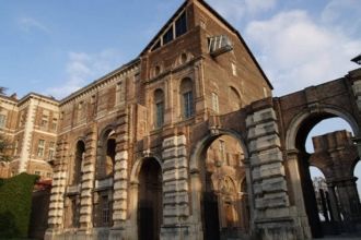 В 1184-м году это отразилось на замке, к