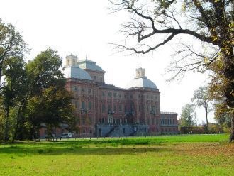 Вокруг замка обустроили сад.