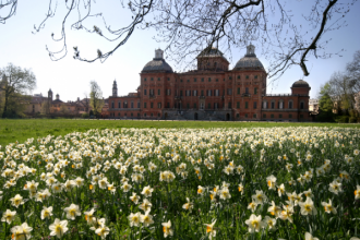 Две северные башни заменили павильонами 