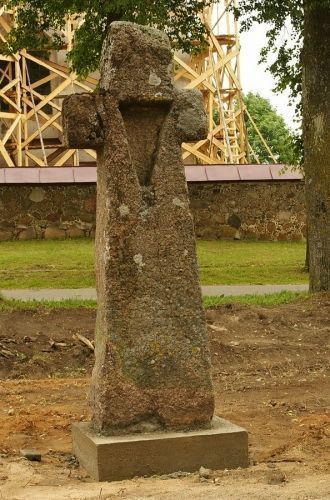 Рядом с костёлом находится старинный кам