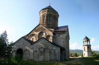 Снаружи стены украшены арками, резными о