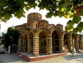 Храм имеет крестообразную форму с больши