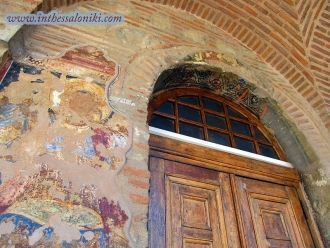 Частично сохранились настенные росписи х