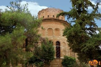 В его главной части, по боковым сторонам