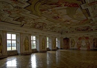 Во всем дворце нет ни одного портрета са