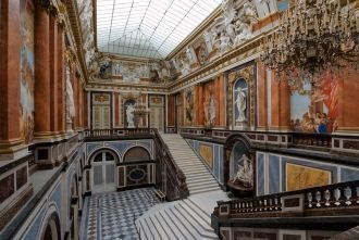 Что касается парадной лестницы, то от вс