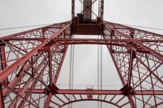 Та можно пройти по платформе моста и пос