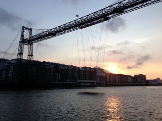 Между башнями, стоящими на разных берега