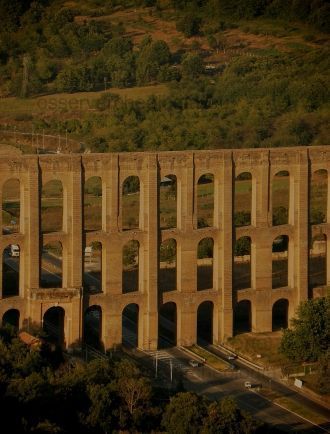 Он разделен на 3 яруса: в верхнем – 43 а