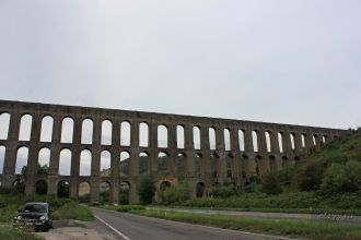 Длина акведука из красного кирпича соста