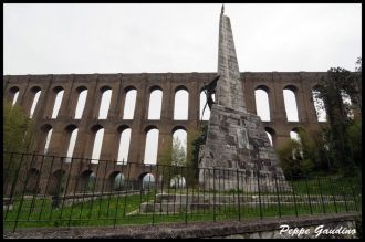 Здесь-то и решил Ванвителли по примеру д