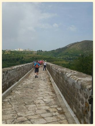 Вода текла по желобу шириной и глубиной 