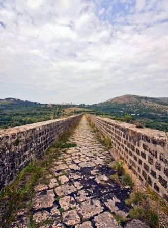 Правда, в наше время акведук, несмотря н
