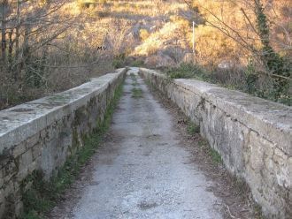 Желоб был проложен по горным склонам и р