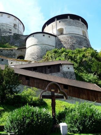 Вид на туннель спуска из крепости.