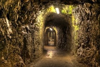 Подземный проход в скалах. Возведен в XV