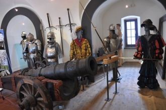 В настоящее время под крышей замка Куфшт