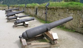 Здесь же находится выставка старинных ар