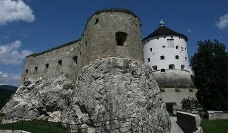 Мощная крепость с белоснежными стенами р