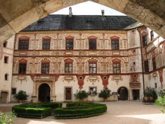 Затем замок сменил еще несколько владель