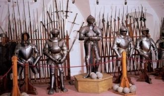 Экспозиция рыцарских доспехов в Замке Тр