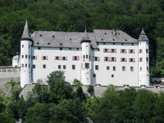 Крепость стоит на хребте скалы, что доба