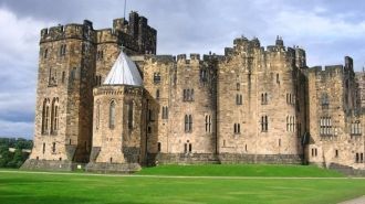 Замок Алник (англ. Alnwick) расположен н