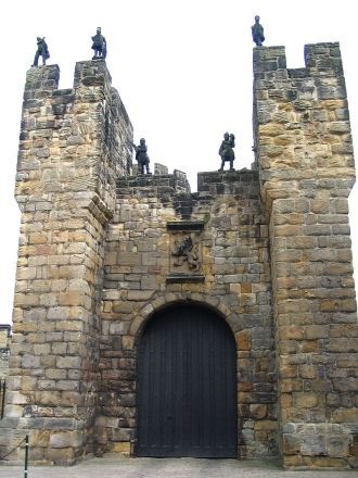 Вход в замок. Двумя годами позже де Тесс