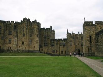 Во дворе замка Алнвик