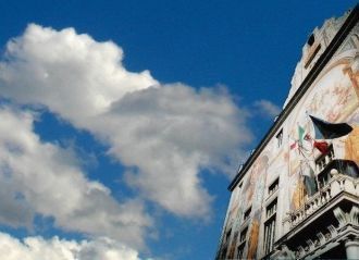 Великолепный фасад здания в бирюзово-бел