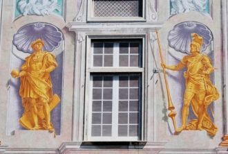 Внешние стены декорированы золочеными ск