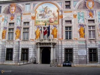 Главный вход в палац.