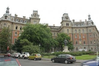 Пройтись вдоль 2,5-километровой улицы, н