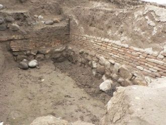 Каменные колонны с оригинальной, напомин