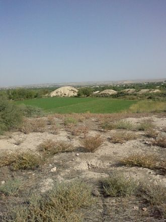 Четырехугольное в плане здание было двух